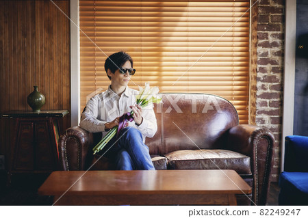 與花的男性畫象 與花的男性畫象 82249247
