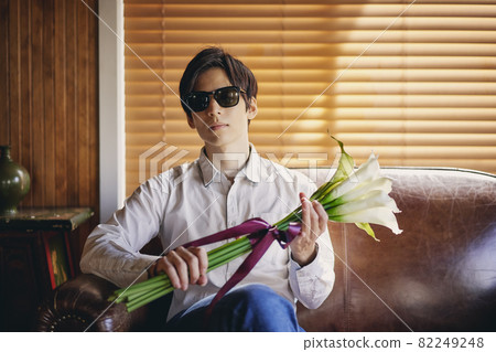 與花的男性畫象 與花的男性畫象 82249248