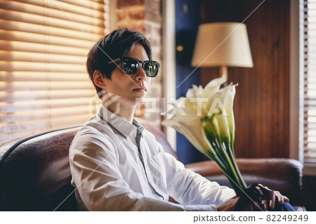 與花的男性畫象 82249249