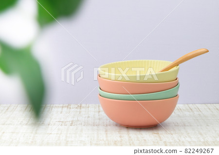 Stacked colorful bowls and spoons Stacked colorful bowls and spoons 82249267