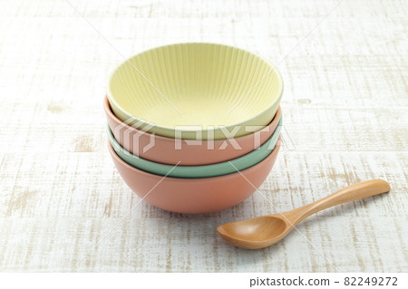 Stacked colorful bowls and spoons Stacked colorful bowls and spoons 82249272