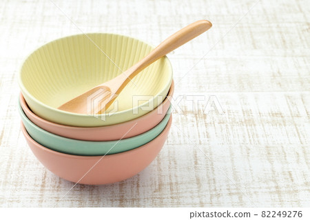 Stacked colorful bowls and spoons 82249276