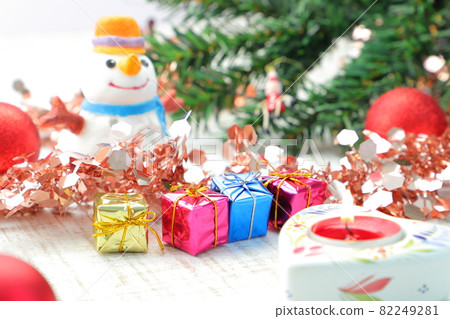 聖誕形象紅色裝飾品和蠟燭 聖誕形象紅色裝飾品和蠟燭 82249281