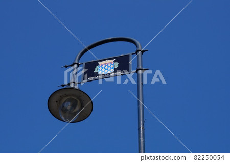 從比利時根特邁克爾橋看到的格拉斯利街街燈 82250054