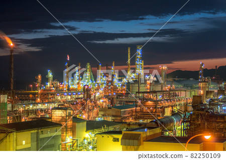 室蘭工廠夜景。黃昏的天空和燈火通明的工廠。 82250109