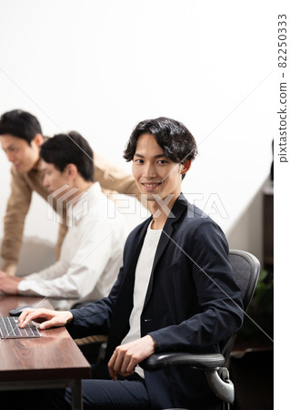 Business image creator middle man Business image creator middle man 82250333