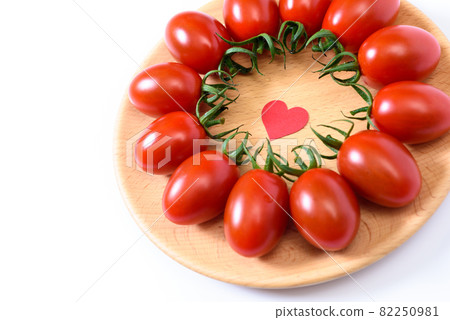 Mini tomatoes, hearts, love, Aiko, arranged neatly on a wooden plate Mini tomatoes, hearts, love, Aiko, arranged neatly on a wooden plate 82250981