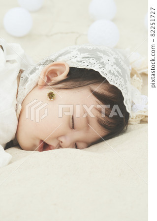 公園野餐睡覺的嬰兒 公園野餐睡覺的嬰兒 82251727