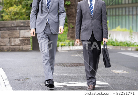 Businessman commuting, walking, light rain, feet 82251771