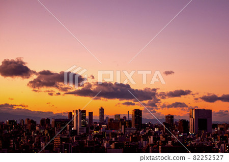 Building street at dusk 82252527