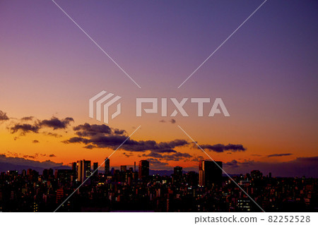 At dusk in the city 82252528