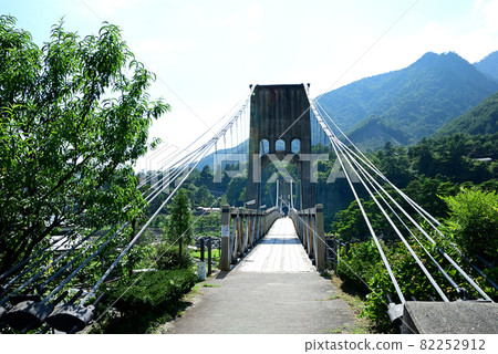 Momosuke Bridge on the Kiso River and the mountains of Kiso Momosuke Bridge on the Kiso River and the mountains of Kiso 82252912