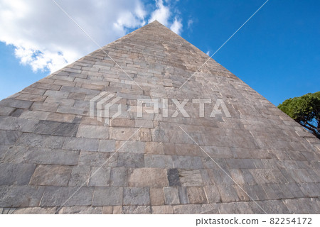 Italian pyramid Italian pyramid 82254172