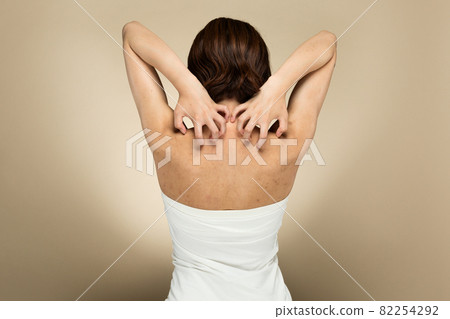 女人抓她的背 女人抓她的背 82254292