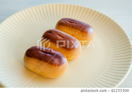 Kuri manju lined up on a plate 82255300