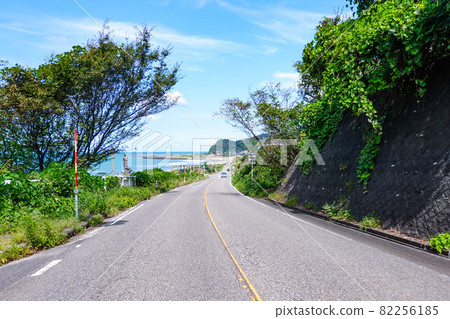 Echigo Nanaura Kannon: National Highway No. 402 (Niigata City, Niigata Prefecture), also known as the Echigo Nanaura Seaside Line, where the spectacular view of the Sea of Japan continues Echigo Nanaura Kannon: National Highway No. 402 (Niigata City, Niigata Prefecture), also known as the Echigo Nanaura Seaside Line, where the spectacular view of the Sea of Japan continues 82256185