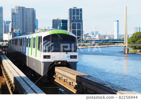 Tokyo Monorail 2000 series | Against the backdrop of canals and buildings 82256944