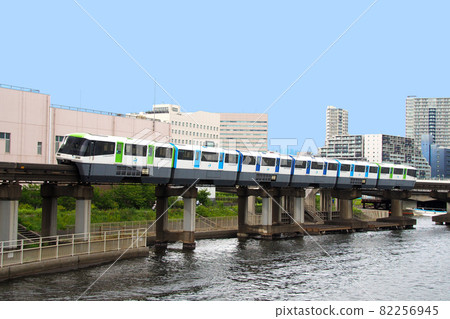Tokyo Monorail 1000 series ｜ Along the canal with the building in the background 82256945
