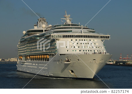 Marina of the Seas arriving at Kobe Port with a dazzling glow in response to the rising sun Marina of the Seas arriving at Kobe Port with a dazzling glow in response to the rising sun 82257174