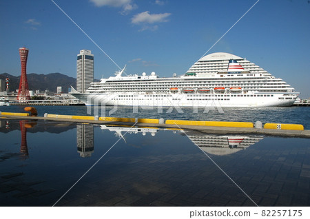 The blue sky and the male figure of Asuka II are reflected in the puddle of the windy embankment 82257175