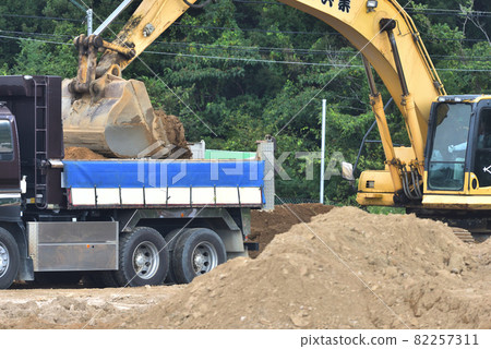 Residual soil disposal: Load into a dump truck with a large heavy machine Residual soil disposal: Load into a dump truck with a large heavy machine 82257311
