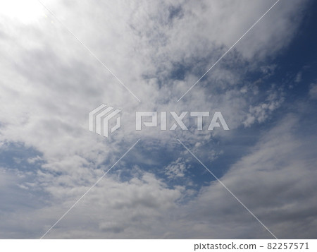 Blue sky 82257571
