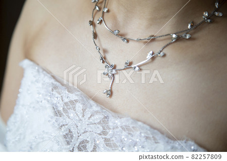女人脖子上的常春藤般的項鍊 女人脖子上的常春藤般的項鍊 82257809
