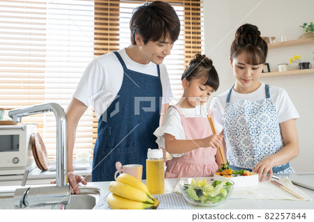 小學女生、爸爸媽媽在廚房做午飯 82257844