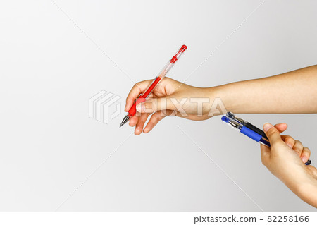 A pen 82258166