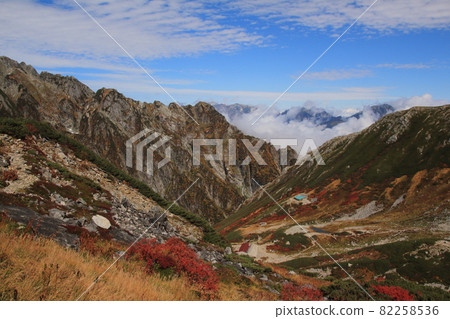 風景、登山、立山橫穿、紅葉成山的小鶴澤小屋 風景、登山、立山橫穿、紅葉成山的小鶴澤小屋 82258536