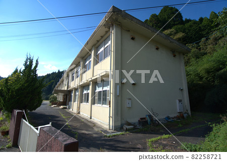 [Closed] Former Maniwa City Mikan Junior High School Building, Maniwa City, Okayama Prefecture 82258721