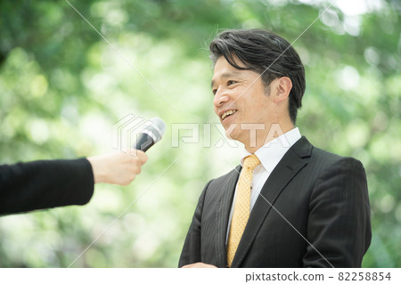 Businessman middle interview 82258854