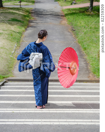 Beauty Looking Back in Kimono with a Red Umbrella Beauty Looking Back in Kimono with a Red Umbrella 82259309