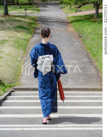 Beauty Looking Back in Kimono with a Red Umbrella Beauty Looking Back in Kimono with a Red Umbrella 82259311