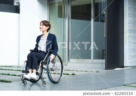 輪椅女商人中間 82260310