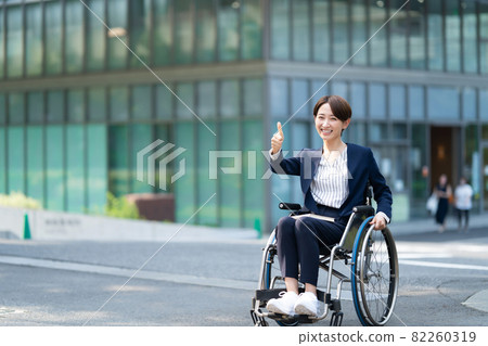 輪椅女商人中間 82260319