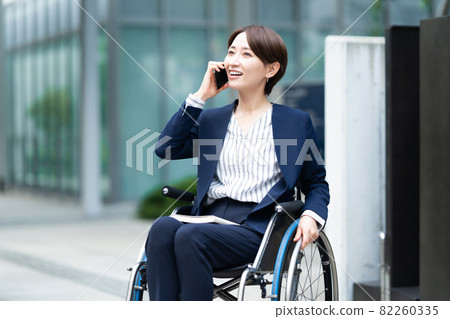 輪椅女商人中間 82260335