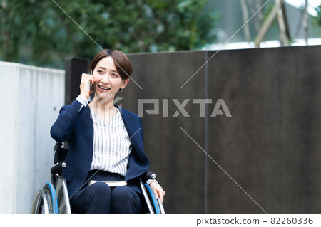 輪椅女商人中間 82260336