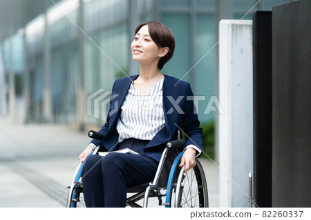 輪椅女商人中間 82260337