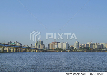 從汝矣島漢江公園看麻浦大橋周邊的景色 從汝矣島漢江公園看麻浦大橋周邊的景色 82260505