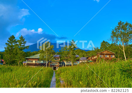 Evening view of a mountain lodge (Yashiro hut) in the viewing area of Oze (Hinoemata Village, Minamiaizu District, Fukushima Prefecture) 82262125