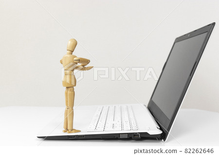 An image of a drawing doll operating a laptop computer. Robotic Process Automation (RPA) 82262646