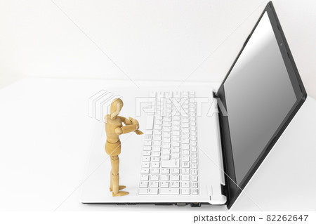 操作膝上型計算機的繪圖娃娃的圖像。機器人流程自動化 (RPA) 操作膝上型計算機的繪圖娃娃的圖像。機器人流程自動化 (RPA) 82262647