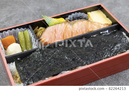 美味的海藻三文魚午餐 美味的海藻三文魚午餐 82264213