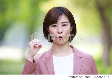 Sign language finger character "O" 82264484