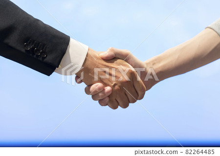 商業場景 握手 商人與年輕人 拍攝合作:WEEK Shibadaimon(Sun Frontier Fudousan) 商業場景 握手 商人與年輕人 拍攝合作:WEEK Shibadaimon(Sun Frontier Fudousan) 82264485