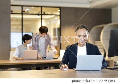 Senior man working on a laptop Photo cooperation: WEEK Shibadaimon (Sun Frontier Fudousan) 82264564