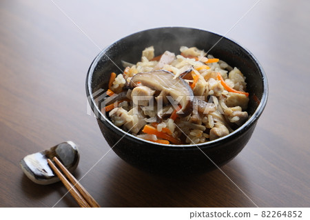 Rice cooked with chicken five eyes 82264852