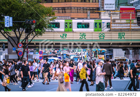 日本東京城市景觀 一波接一波感染...即使在聲明下，澀谷站前仍然像威脅人流一樣= 9月24日 82264972