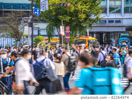 Tokyo cityscape breakthrough in Japan ... Shibuya is a threatening crowd even under the declaration. Bicycle through male police officer stop = September 24 Tokyo cityscape breakthrough in Japan ... Shibuya is a threatening crowd even under the declaration. Bicycle through male police officer stop = September 24 82264974
